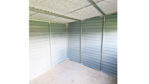 3x3m-es delux fém kerti tároló hátra lejtő tetővel, fahatású szürke színben, ajtóval, ablakkal, ereszcsatornával, szegélyekkel, horganyzott vázszerkezettel, vízszintes lemezborítással