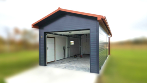 4x7m-es DELUX szigetelt mobilgarázs nyeregtetővel, szekcionált kapuval, ajtóval, ablakkal, 2db szellőzőráccsal, ereszcsatornával, cserepeslemez tetőborítással, horganyzott vázszerkezettel