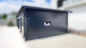 10x6m-es DELUX szigetelt mobilgarázs fordított nyeregtetővel, 2db szekcionált kapuval, 2db ajtóval, ablakkal, 3db szellőzőráccsal, ereszcsatornával, cserepeslemez tetőborítással, horganyzott vázszerkezettel