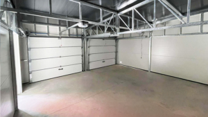 10x6m-es DELUX szigetelt mobilgarázs fordított nyeregtetővel, 2db szekcionált kapuval, 2db ajtóval, ablakkal, 3db szellőzőráccsal, ereszcsatornával, cserepeslemez tetőborítással, horganyzott vázszerkezettel