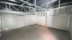 10x6m-es DELUX szigetelt mobilgarázs fordított nyeregtetővel, 2db szekcionált kapuval, 2db ajtóval, ablakkal, 3db szellőzőráccsal, ereszcsatornával, cserepeslemez tetőborítással, horganyzott vázszerkezettel