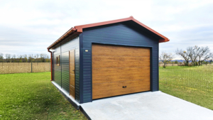 4x7m-es DELUX szigetelt mobilgarázs nyeregtetővel, szekcionált kapuval, ajtóval, ablakkal, 2db szellőzőráccsal, ereszcsatornával, cserepeslemez tetőborítással, horganyzott vázszerkezettel